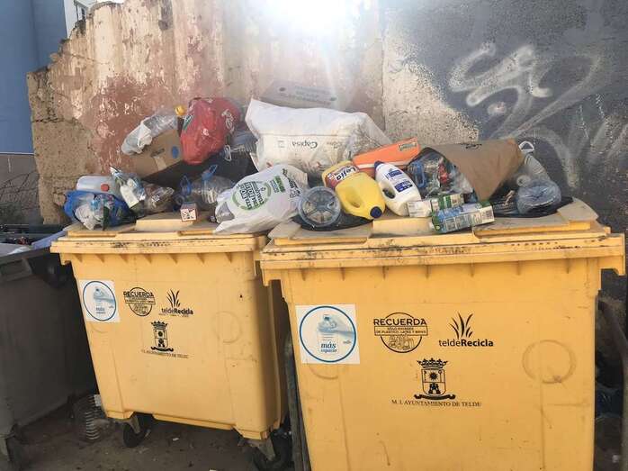 Estado de dos contenedores amarillos, ayer por la tarde en Casas Nuevas (Foto TA)